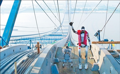 国产人形机器人走上全球最长猫道